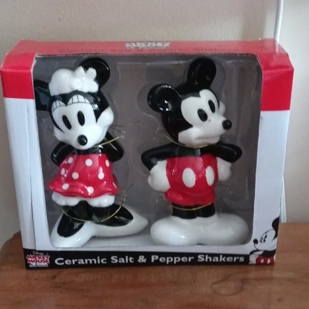 Mickey and Minnie mouse salt and pepper shakers
